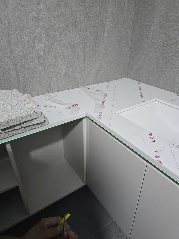 성남 욕실 견적 상담 중 대리석 자재 샘플 대조 장면
